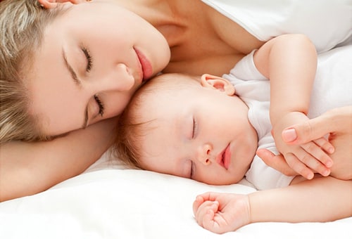 Должен ли ребенок спать вместе с матерью — насколько это безопасно и полезно до трех лет?